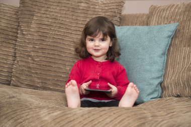 Bir gülümseme ile tabletten genç kız baktı