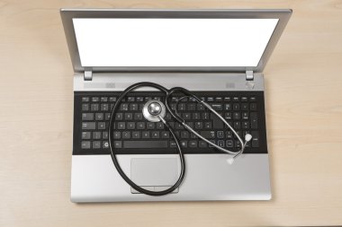 Doktorlar laptop klavye üzerinde stetoskop ile