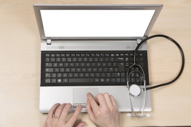 Touchpad laptop kullanarak doktor