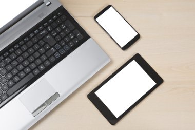 Ahşap masa üzerinde birden çok aygıt