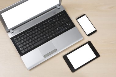 Ahşap masa üzerinde akıllı aygıtlar