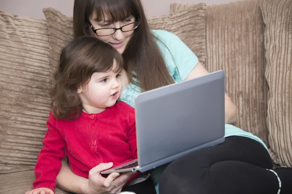 Anne öğretim kızı latop ile