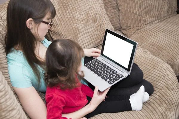 Dizüstü bilgisayardan çizgi film izliyorum.