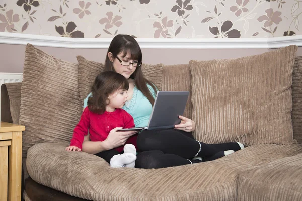 Chilliong kızı laptop ile