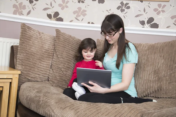 Anne ve kızı sosyal ağlar ile takip etmek