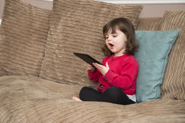 Genç kızın içine öğrenme onun tablet