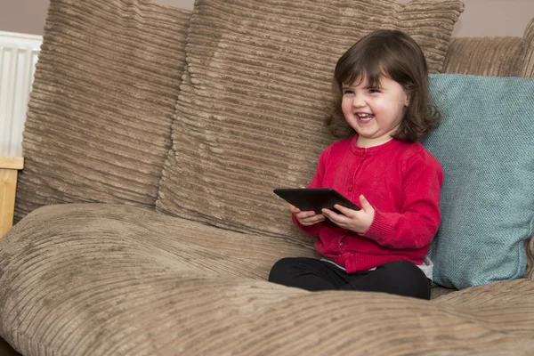 Tablet yukarıya bakıp gülüyor