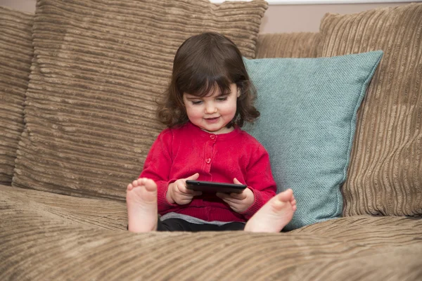 Genç kız onun tablet üzerinde öğrenme