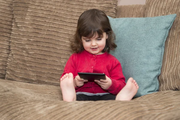 Genç kızlar tablet izleyerek öğrenme