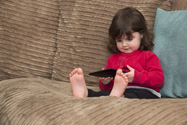 Yürümeye başlayan çocuk tablet Pc kullanır