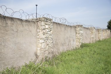 Hapishane duvar dikenli tel ile kaplı