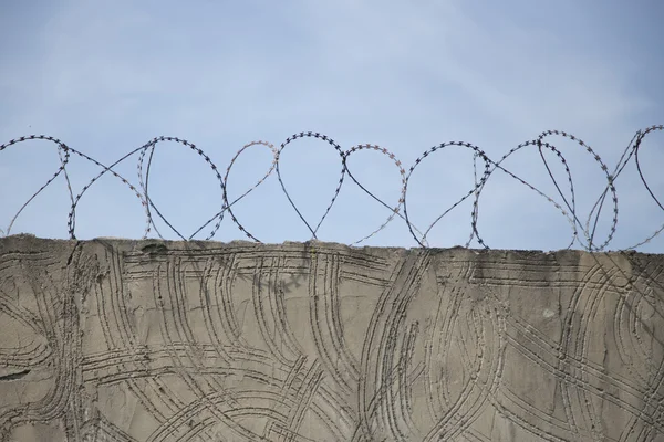 Barbed wire on top of prison wall — Stock Photo, Image