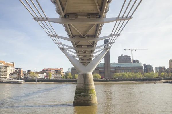 Punktem zwrotnym w Londynie - Millenium Bridge — Zdjęcie stockowe