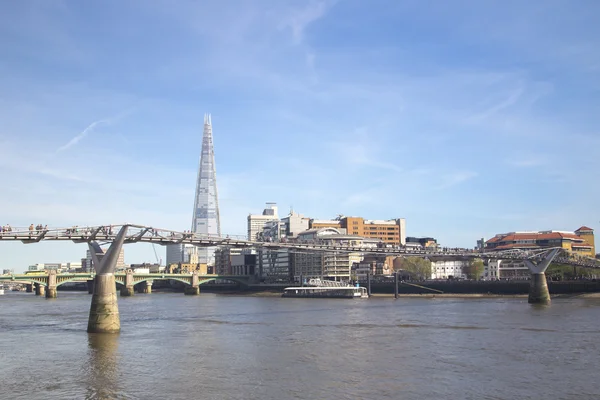 Londen sky line met de Millennium bridge en de Scherf — Stockfoto