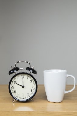 Fincan çay ve çalar saat