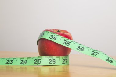 Yeşil elma etrafında bant ölçme