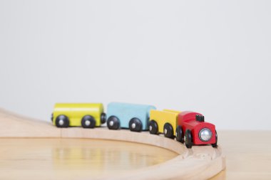 Oyuncak tren masa üstü - yolculuk kavramı sette