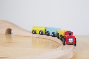 Keskin viraj üzerinde tren 