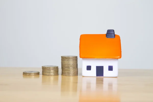 Raising interest rates costing home owners more money — Stock Photo, Image