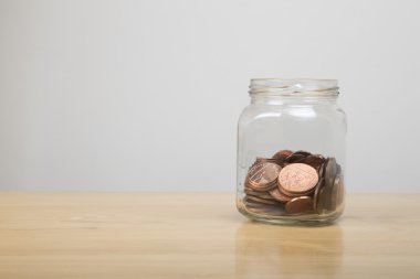 Düşük değer İngiliz paralar bir kavanoz içinde