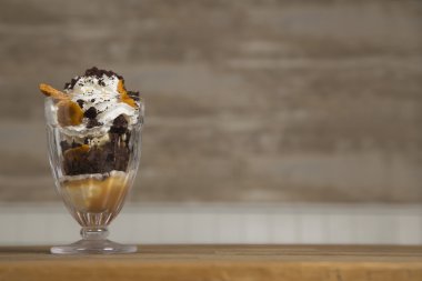 Çikolatalı kek, şekerleme ve dondurma puding