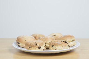 Beyaz tabakta çörekler