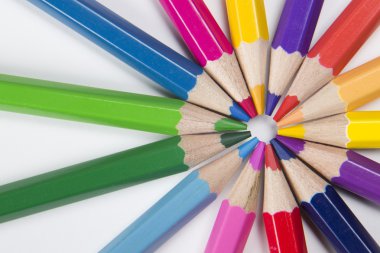 bir daire şeklinde renkli kalemler