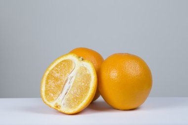 Portakal ikiye bölünmüş.