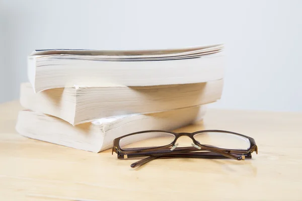 Brille vor Büchern — Stockfoto