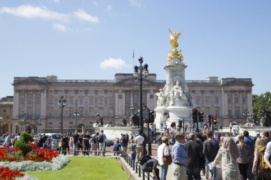Çok turist Buckingham Sarayı çevresinde