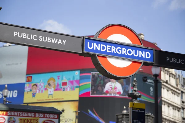 Toegang tot ondergrondse op Piccadilly circus met groot scherm ik — Stockfoto