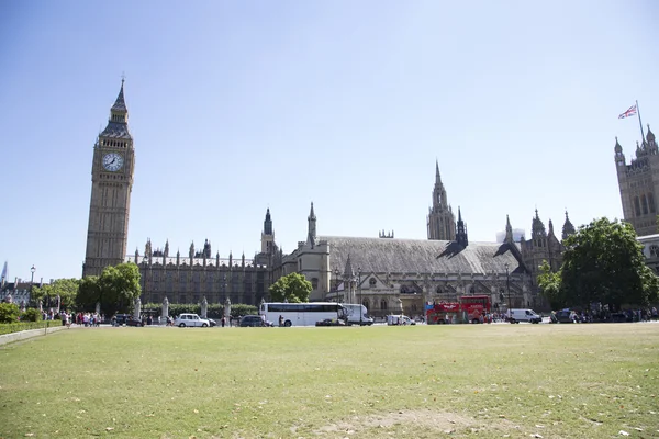 Busy westminster with Big Ben — Stock Photo, Image