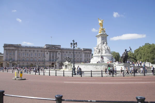 Buckingham palace met Queen victoria memorial en de Gouden Engel — Stockfoto