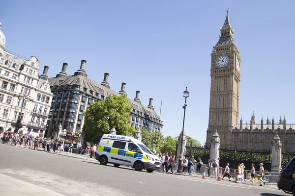 Politiebestelwagen station langs de big ben in westminster — Stockfoto