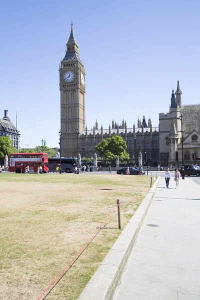 Big Ben in westminter with red bus and tourists — Stock Photo, Image