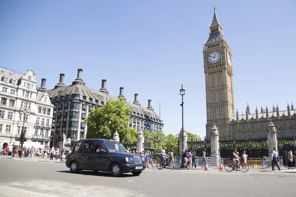 Táxi passando por Big Ben em Westminster — Fotografia de Stock