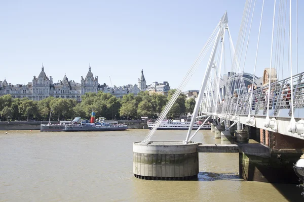 Золотой юбилейный мост и поддержка на Темзе — стоковое фото