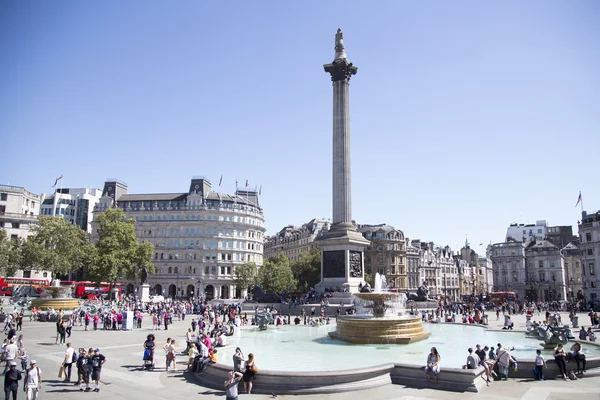 Trafalgar square on a sunny and very busy day — Stock Photo, Image