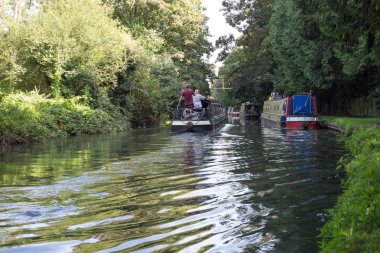 Grand union kanal seyahat bir mavna üzerinde çift