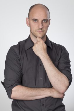 Kameraya bakarak tişörtlü adam