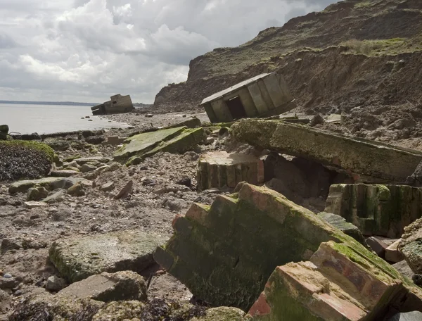 Bâtiments tombés sur le littoral — Photo