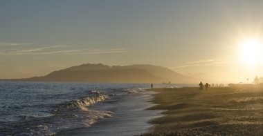 Cala del ahlaki gün batımında