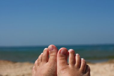 Bebek bacakları sahilde. Yaz günü. Deniz kenarında tatil.