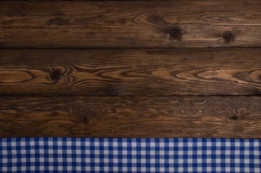 Bavyera Beyaz ve Mavi Kumaşlı Ekim Festivali için Kırsal Arka plan Copyspace ile Eski Ahşap Tahta Üzerinde.