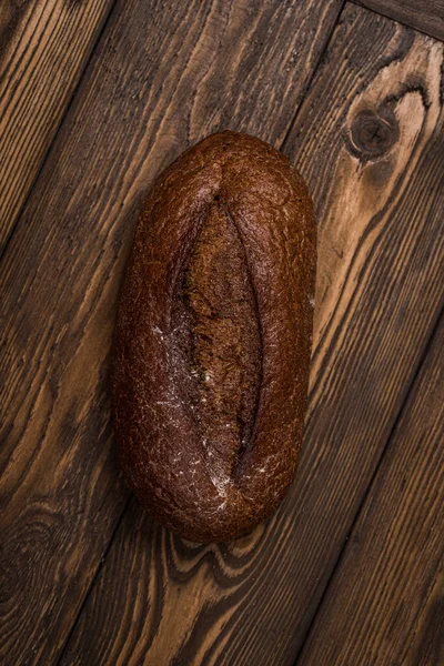 Čerstvé Rustic Black Žito Chléb Dřevěném Pozadí Stolu Texturou Horní — Stock fotografie
