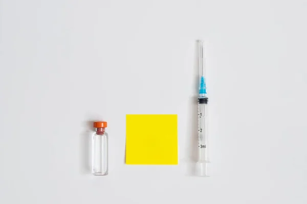 Медицинская Инъекция Пластиковый Шприц Чистый Желтый Кусок Бумаги Текста Бутылки — стоковое фото