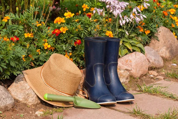 Attrezzi Giardinaggio Stivali Gomma Cappello Pala Vimini Vicino Letto Fiore — Foto Stock