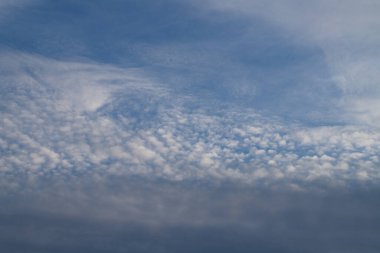 Kümülüs Bulutları 'nın manzarası. Yaz Öğleden Sonra Cirrocumulus Bulutları.