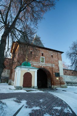 Aziz Nicholas Kulesi Zaraysk Kremlin Ana Nicholas Gates ve St. Nicholas Kilisesi 'nin yakınında kışın mavi saatinde Linden Ağacı ile Rusya' nın Zaraysk bölgesinde.