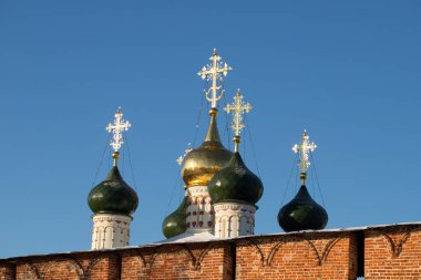 Zaraysk Kremlin 'deki Nicholas Katedrali' nin Kubbeleri Kışın güneşli bir günde Moskova 'nın Zaraysk bölgesinde, Rusya Kapanıyor.